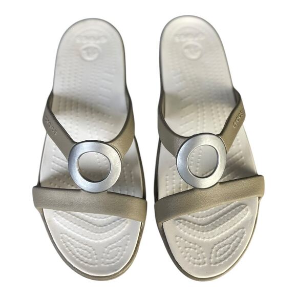 Crocs Women’s Sanrah Circle Slide Sandals In The Color Oyster/Khaki ColorWay 7 - Picture 9 of 9
